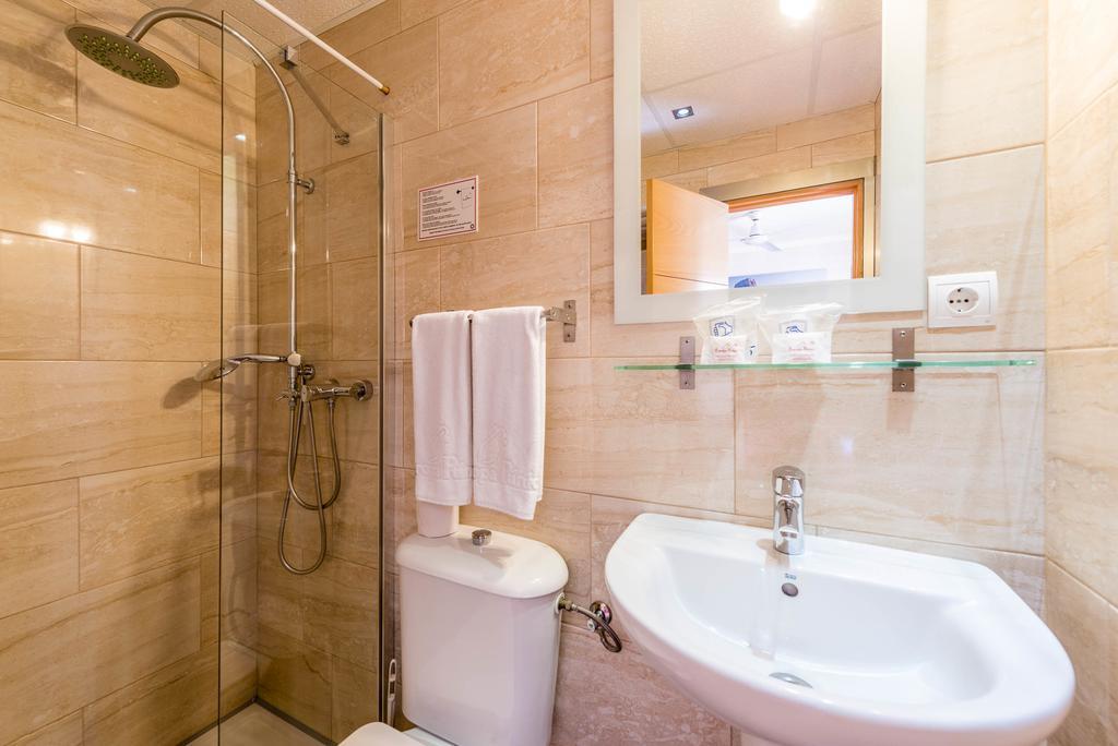 Hostal Residencia Europa Punico อิบิซาทาวน์ ภายนอก รูปภาพ