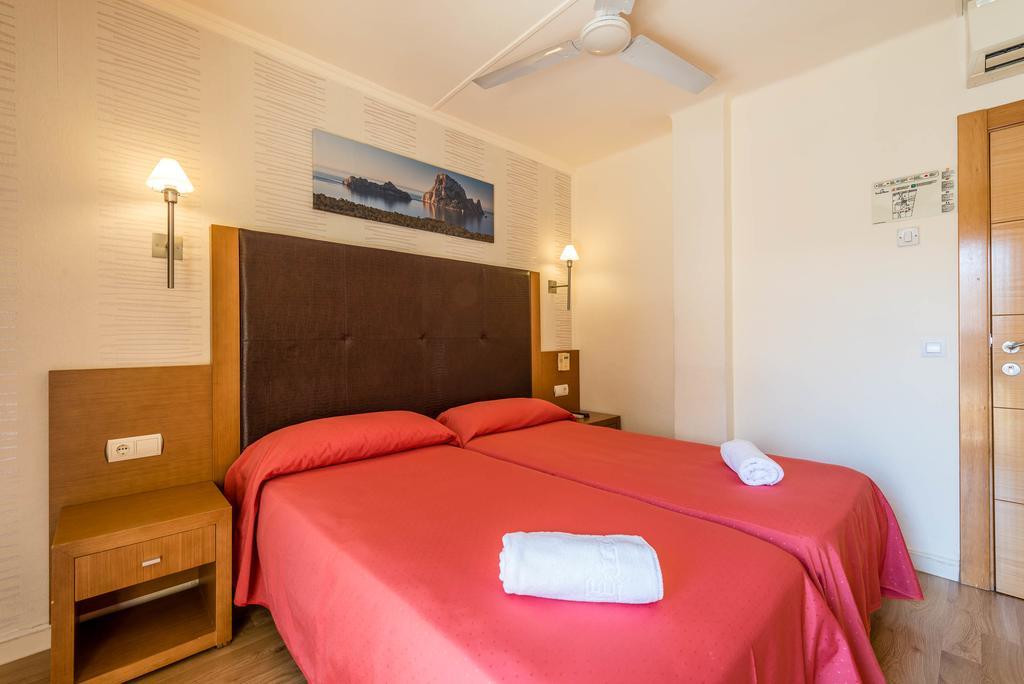 Hostal Residencia Europa Punico อิบิซาทาวน์ ภายนอก รูปภาพ