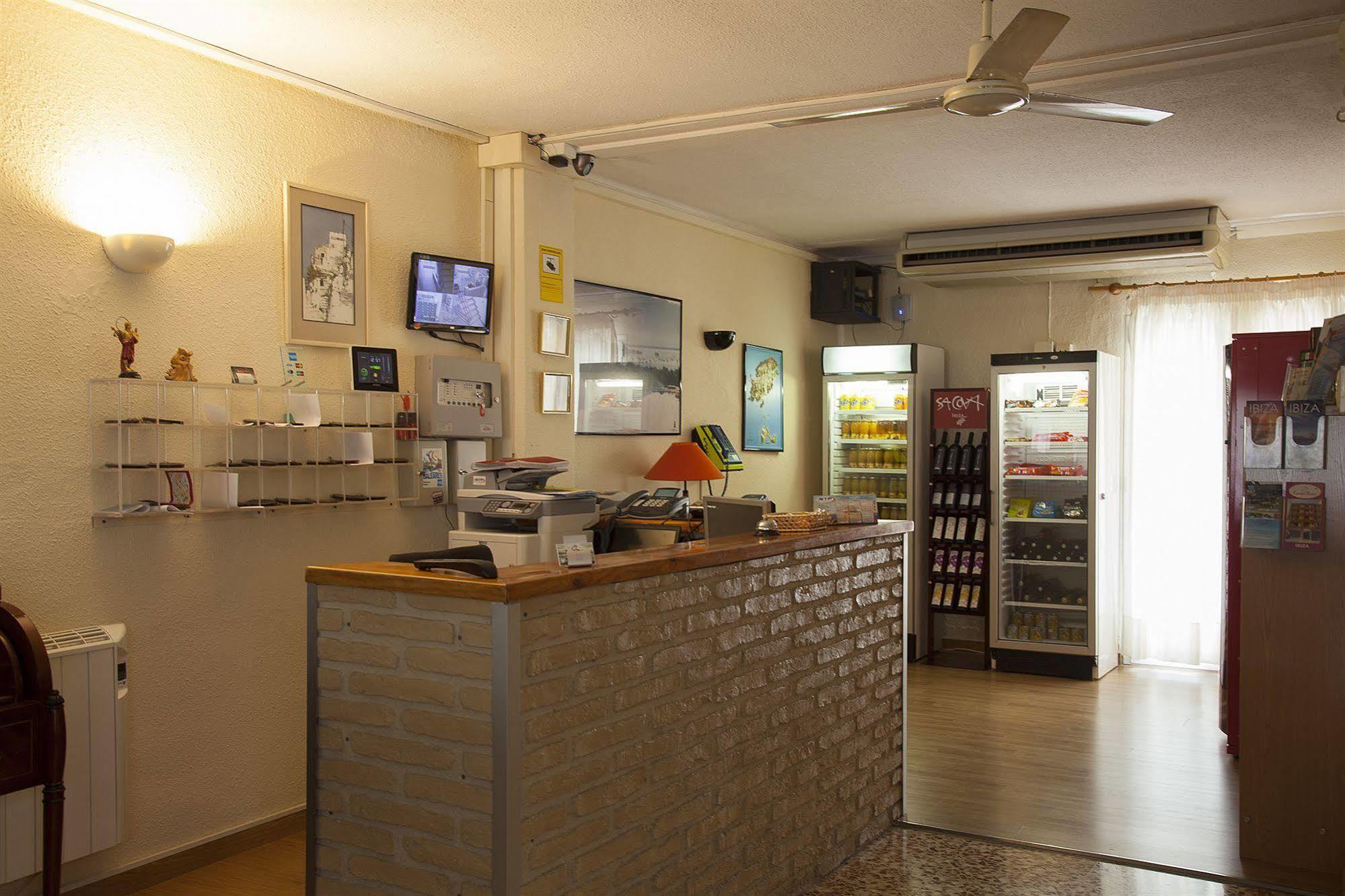Hostal Residencia Europa Punico อิบิซาทาวน์ ภายนอก รูปภาพ