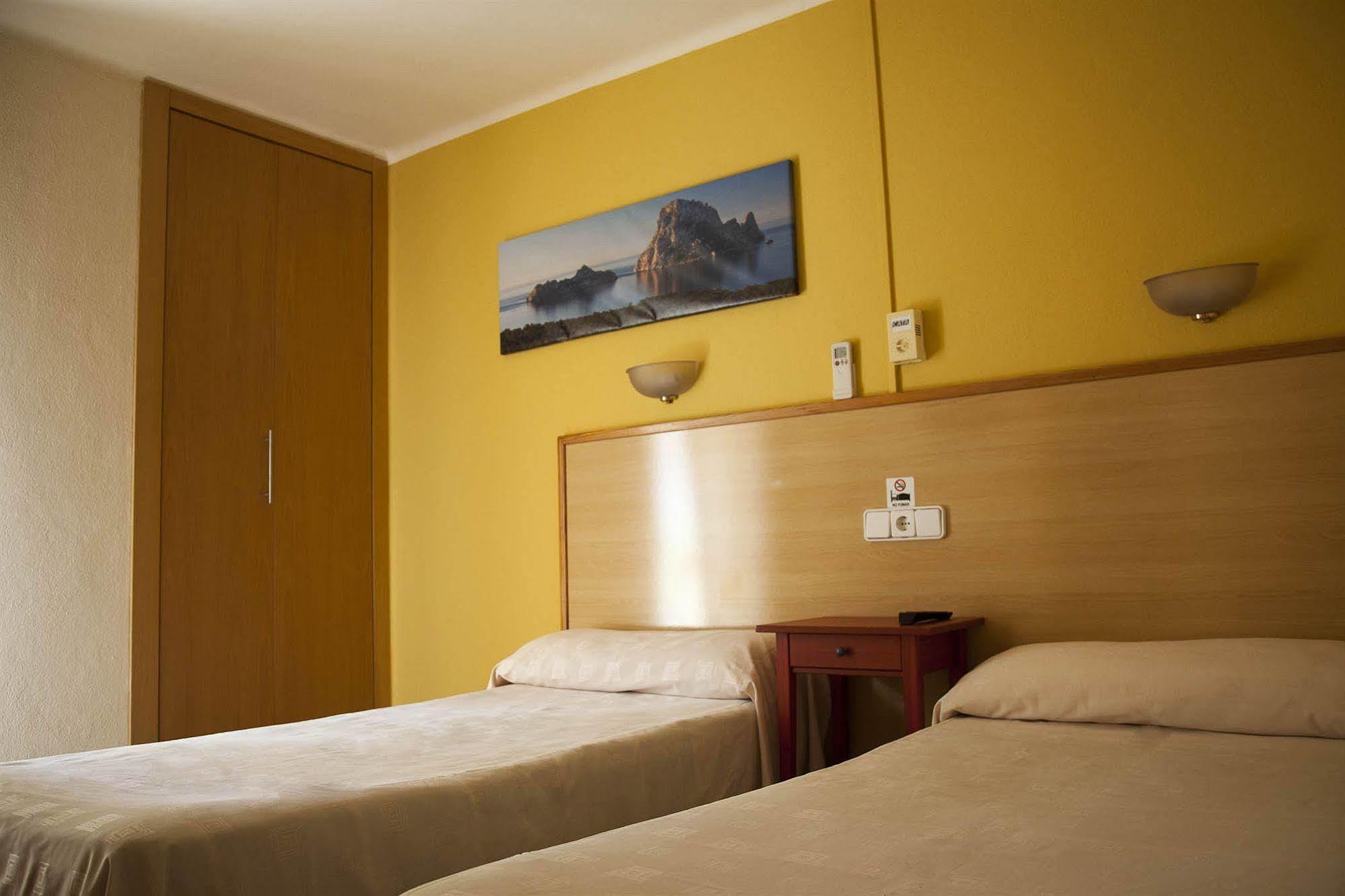 Hostal Residencia Europa Punico อิบิซาทาวน์ ภายนอก รูปภาพ