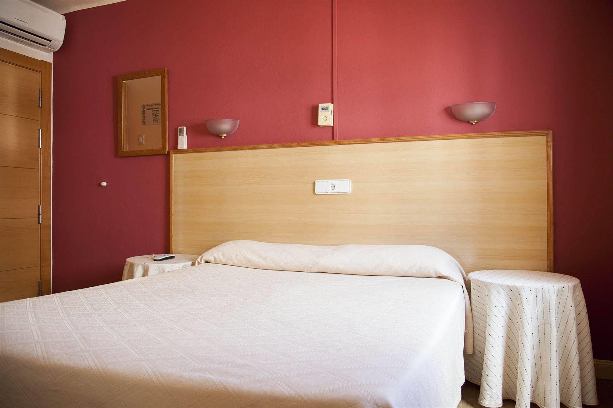 Hostal Residencia Europa Punico อิบิซาทาวน์ ภายนอก รูปภาพ