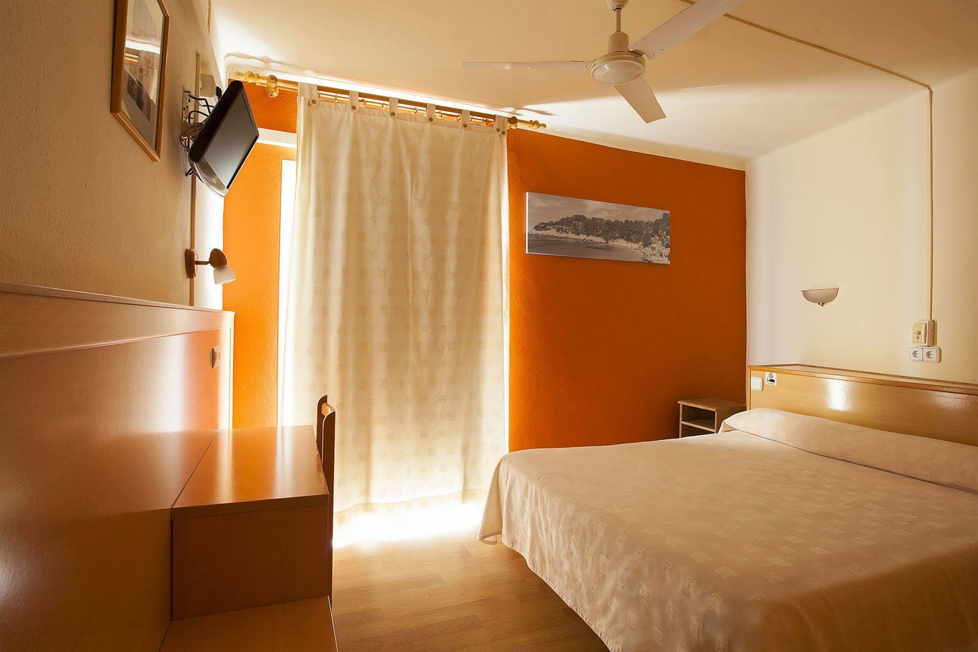 Hostal Residencia Europa Punico อิบิซาทาวน์ ภายนอก รูปภาพ