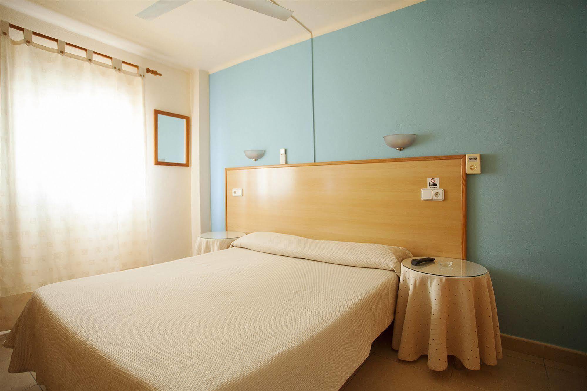 Hostal Residencia Europa Punico อิบิซาทาวน์ ภายนอก รูปภาพ